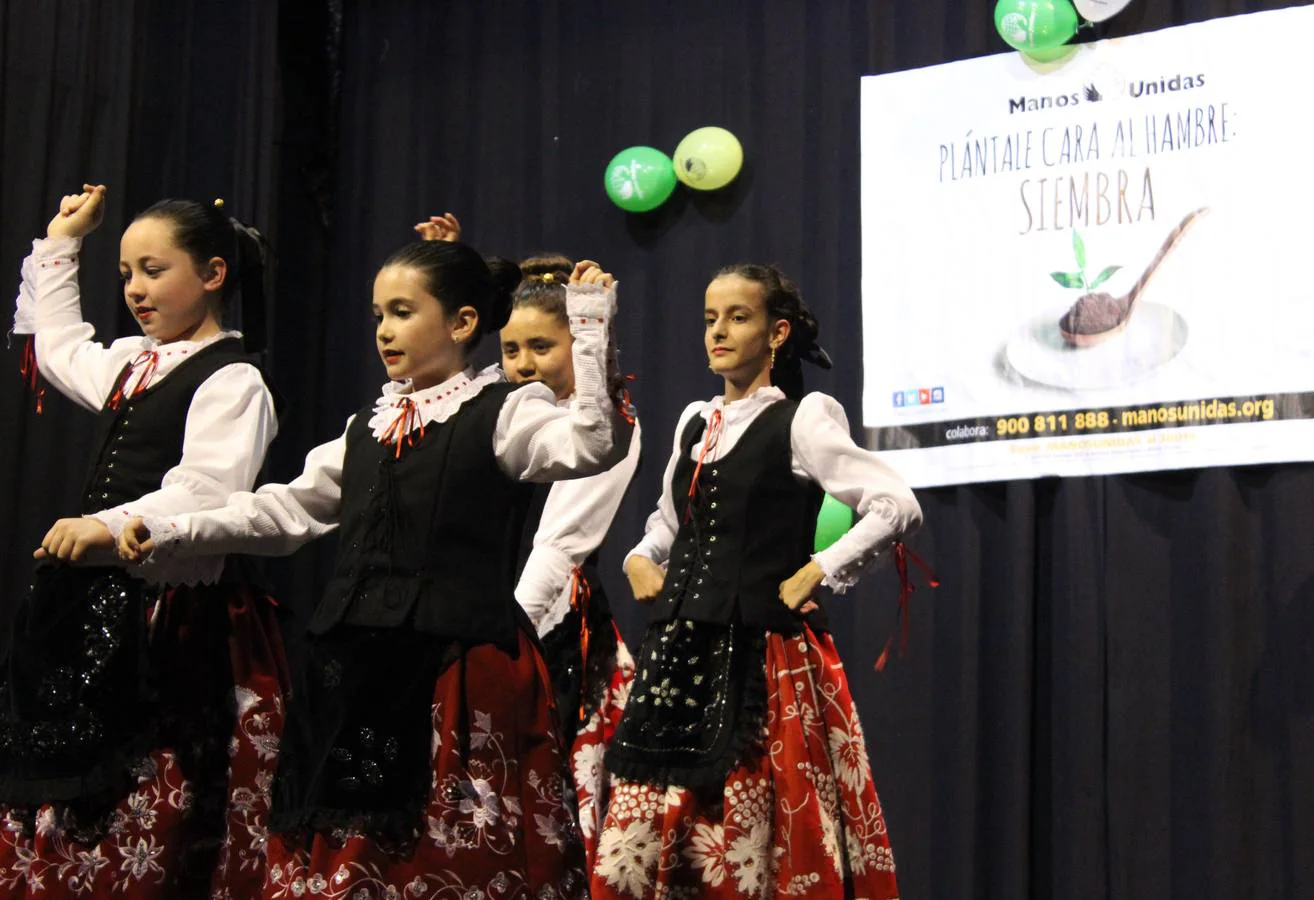 Actuación del grupo de coros y danzas La Dehesilla en el IV Festival Benéfico de Manos Unidas. 