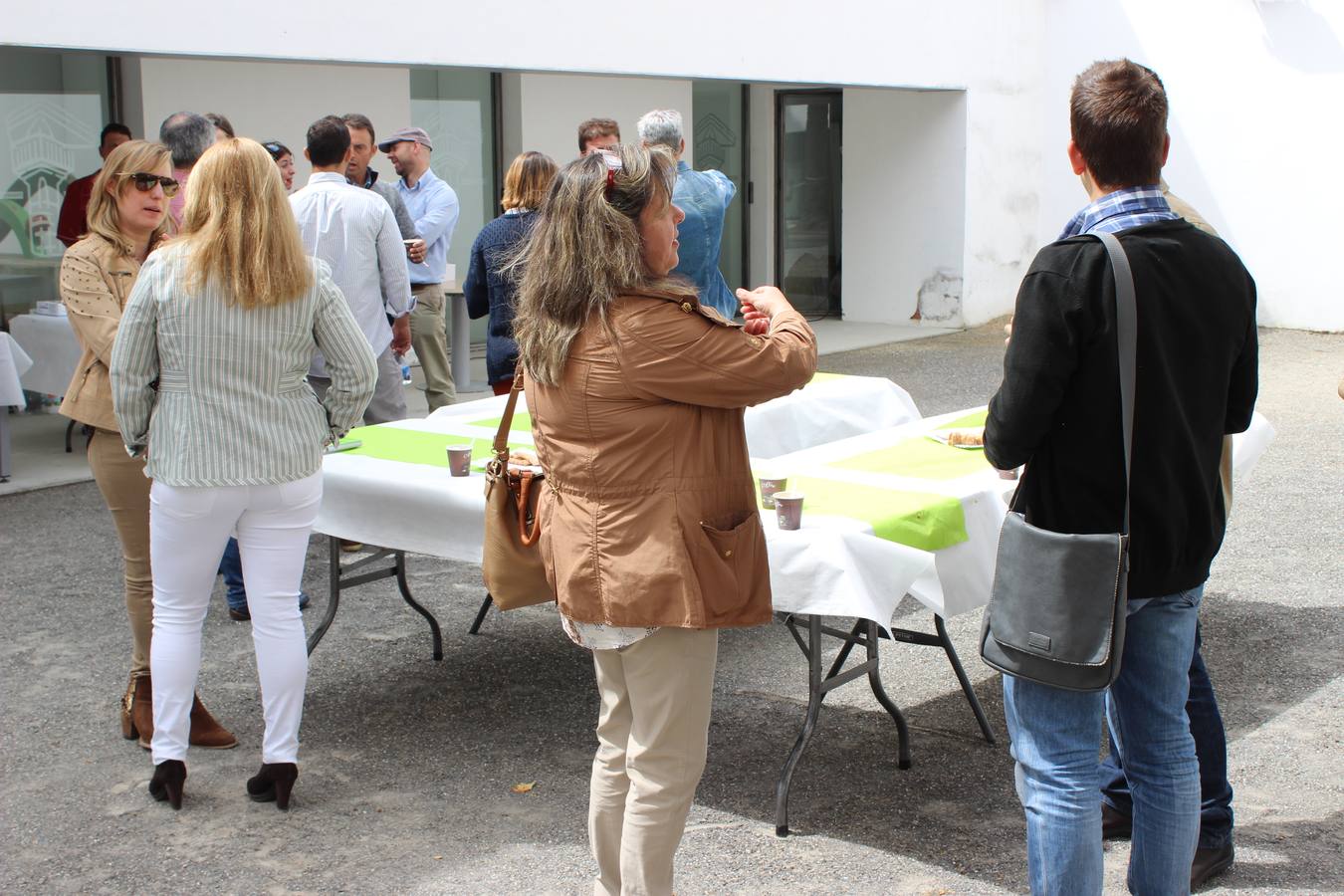 Empresarios tomando café en el receso de las jornadas. 