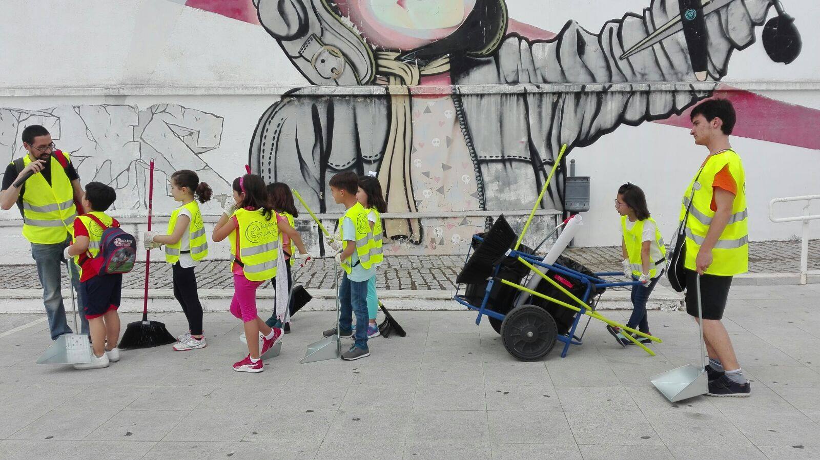Pequeños barriendo las calles dentro de la campaña. 