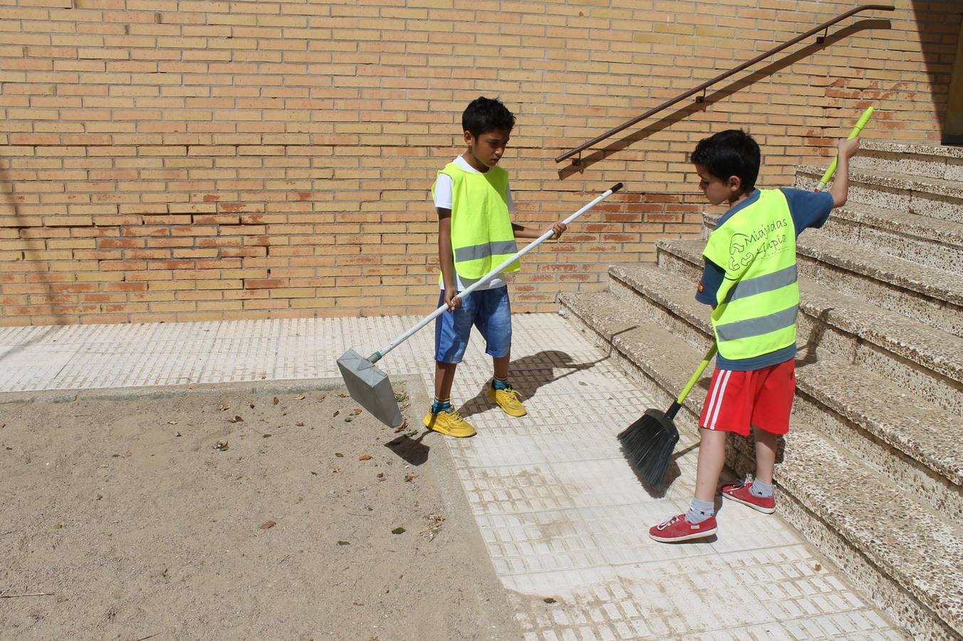 Alumnos del colegio García Siñeriz se hacen barrenderos del municipio por un día