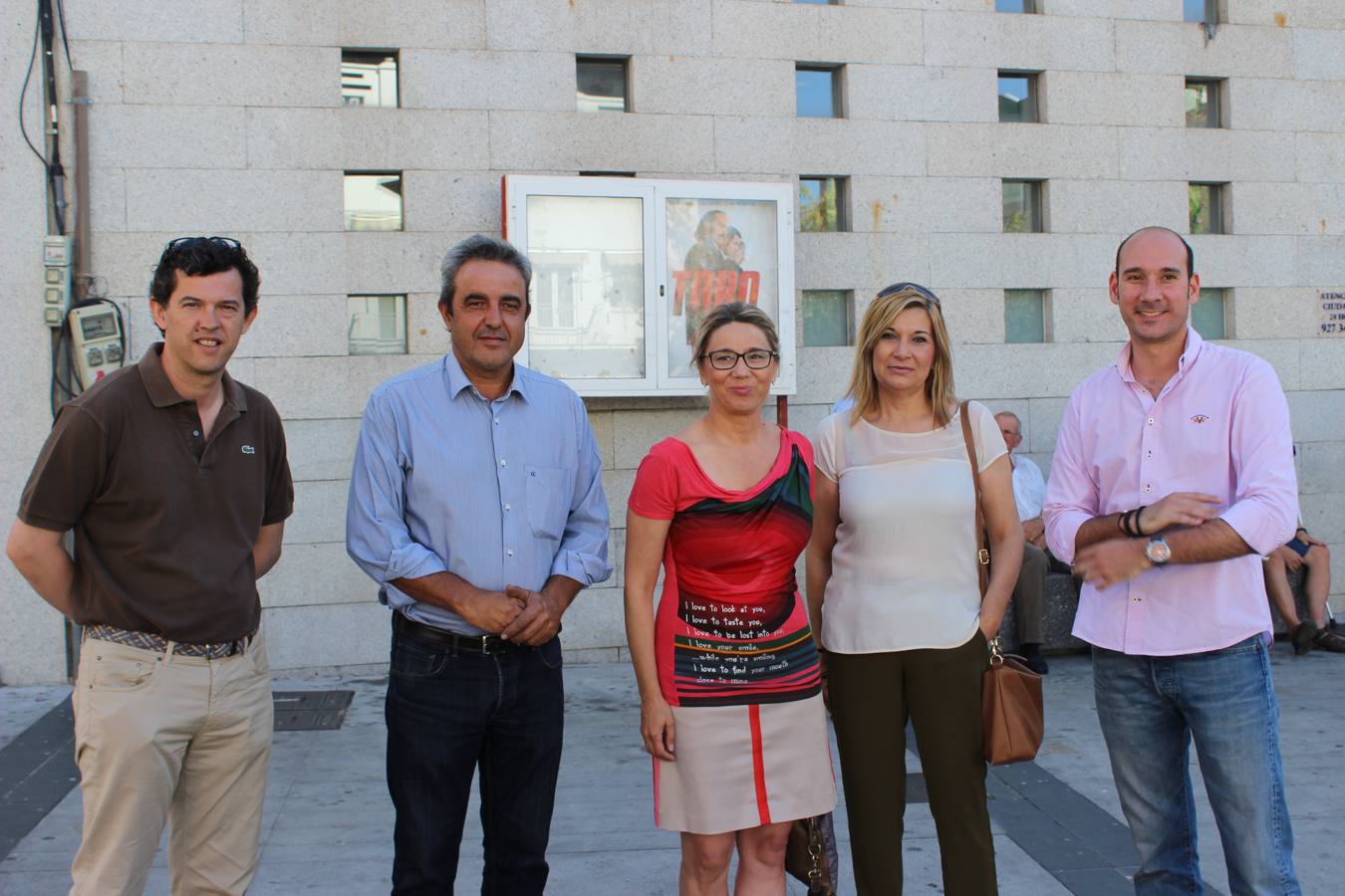 Cristina Teniente en el centro con dirigentes populares de la localidad. 