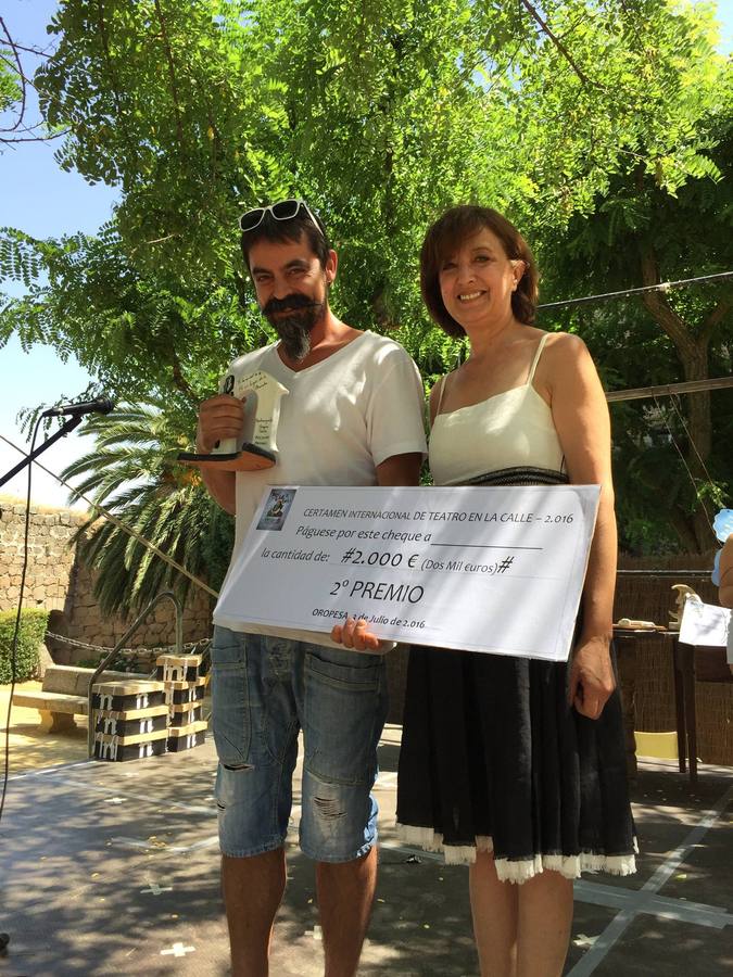 Chema Pizarro recibiendo el segundo premio a la mejor obra. 