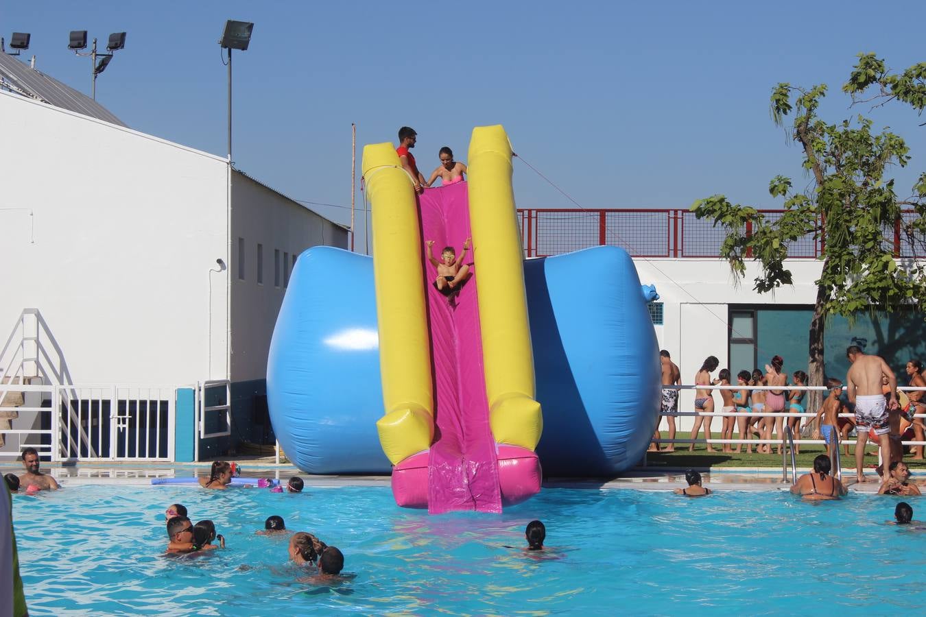 Una de las aventuras era un tobogán que desembocaba en la piscina. 