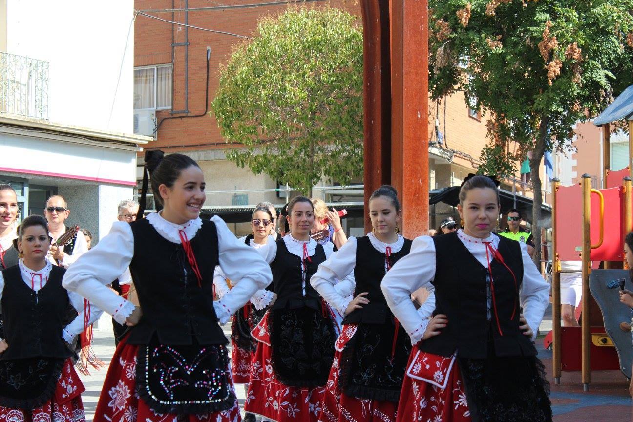 Grupo de Coros y Danzas La Dehesilla de Miajadas a su llegada a la Plaza de España. 
