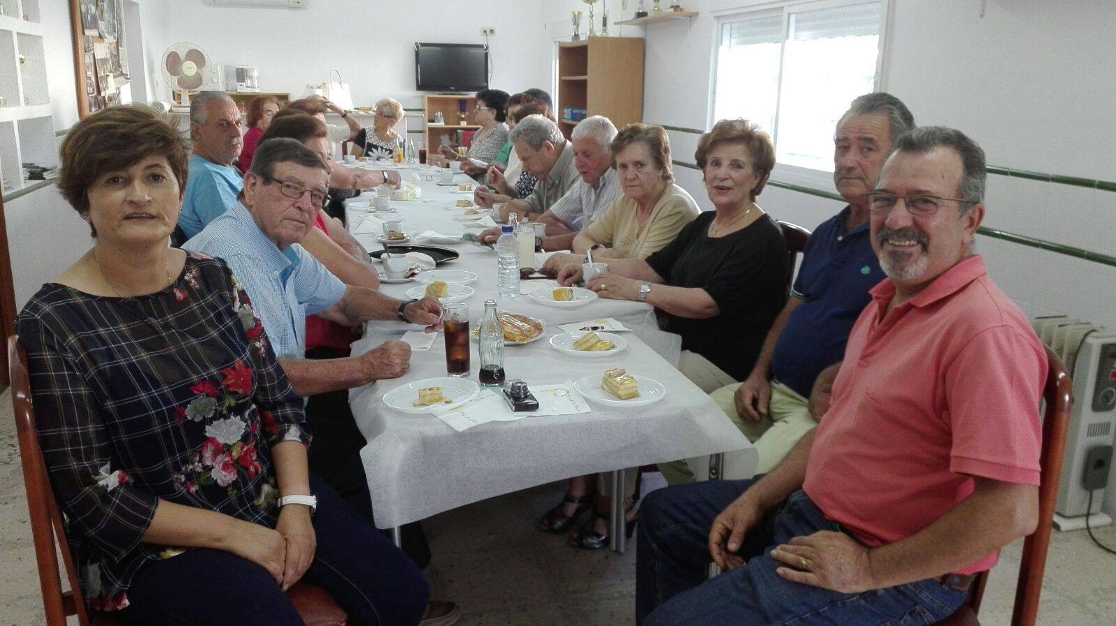 La alcaldesa pedánea (a la izquierda) y el concejal del Mayor (a la derecha) celebrando el Día del Mayor. 