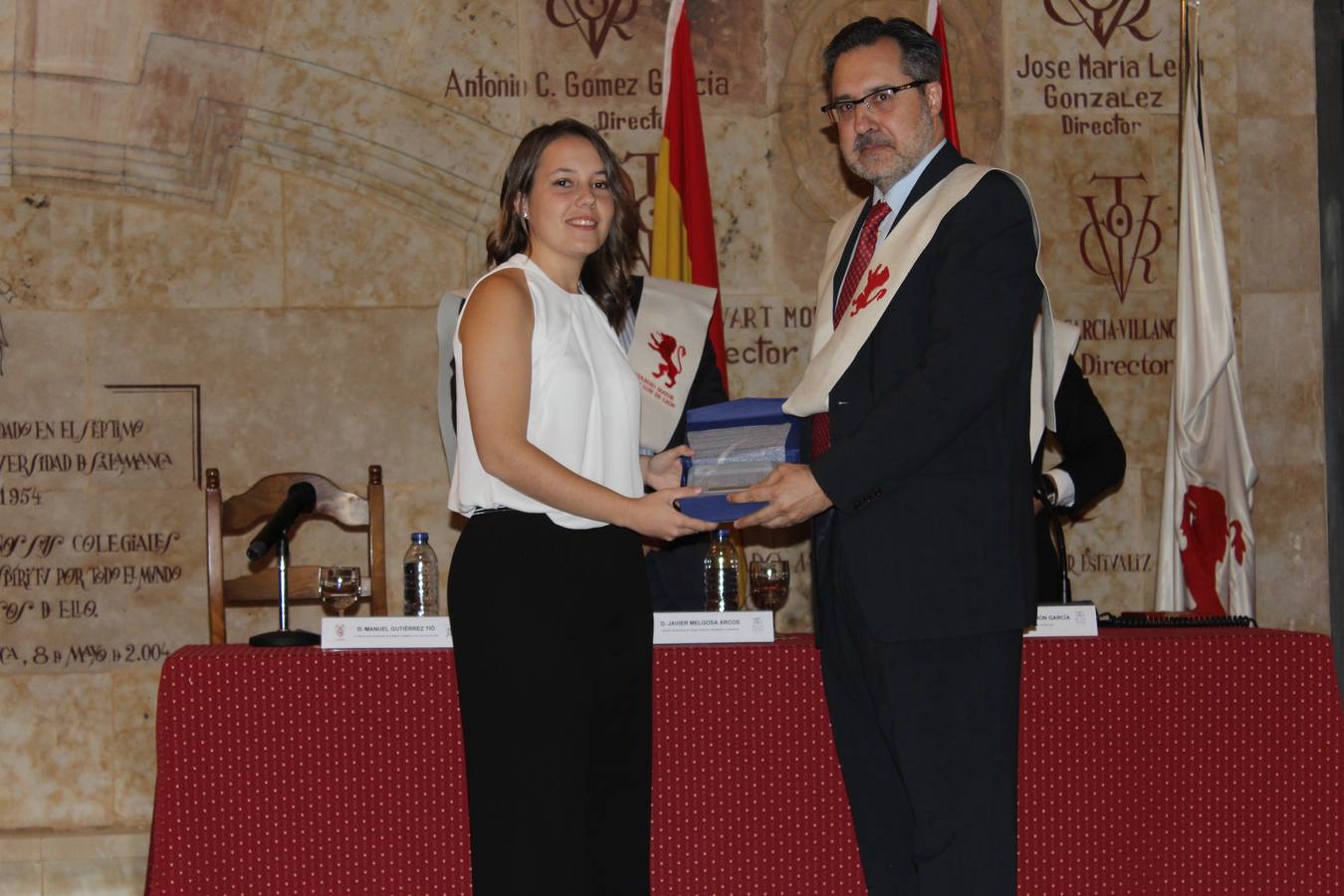La miajadeña recibiendo el galardón. 