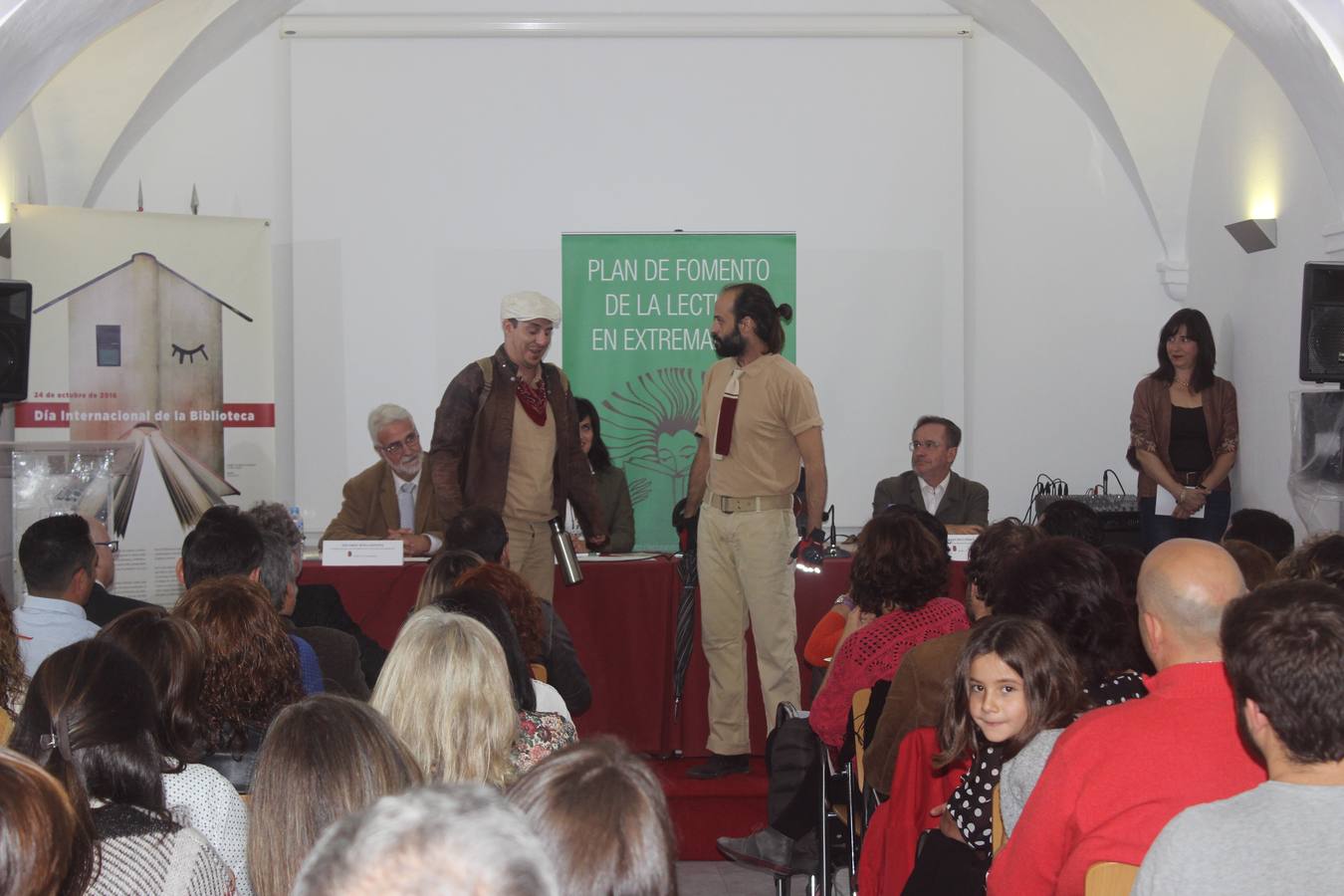 Actuación del grupo de 'TAPT? Teatro' en la celebración del Día de las Bibliotecas. 