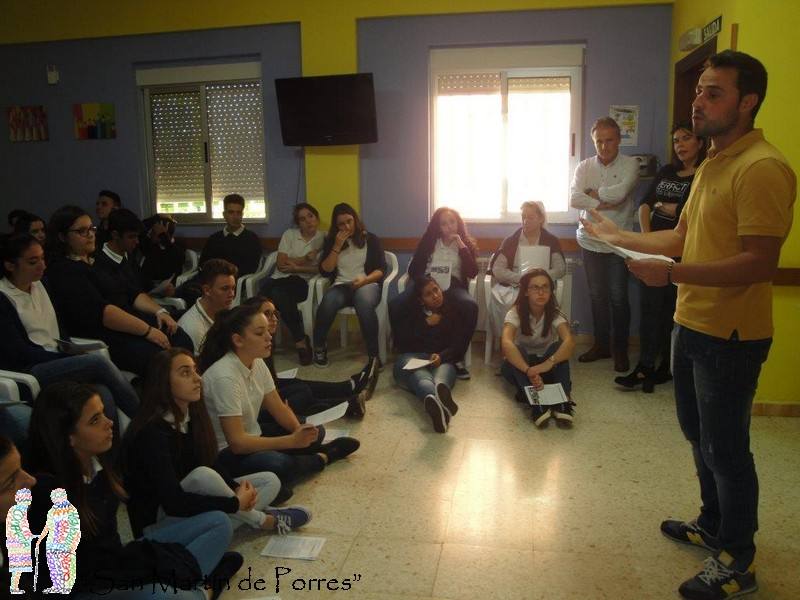 Alumnos participants atendiendo a la charla informativa. 