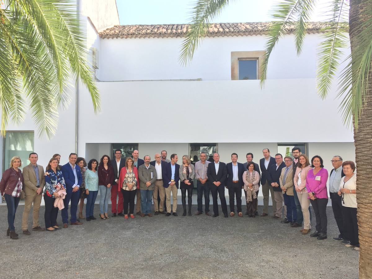 Diputados autonómicos y concejales miajadeños en el Complejo Cultural Palacio Obispo Solís. 