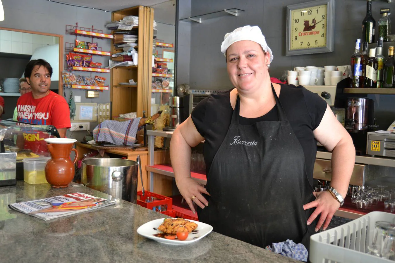 Una cocinera con la tapa de su establecimiento en la ruta del año pasado. 