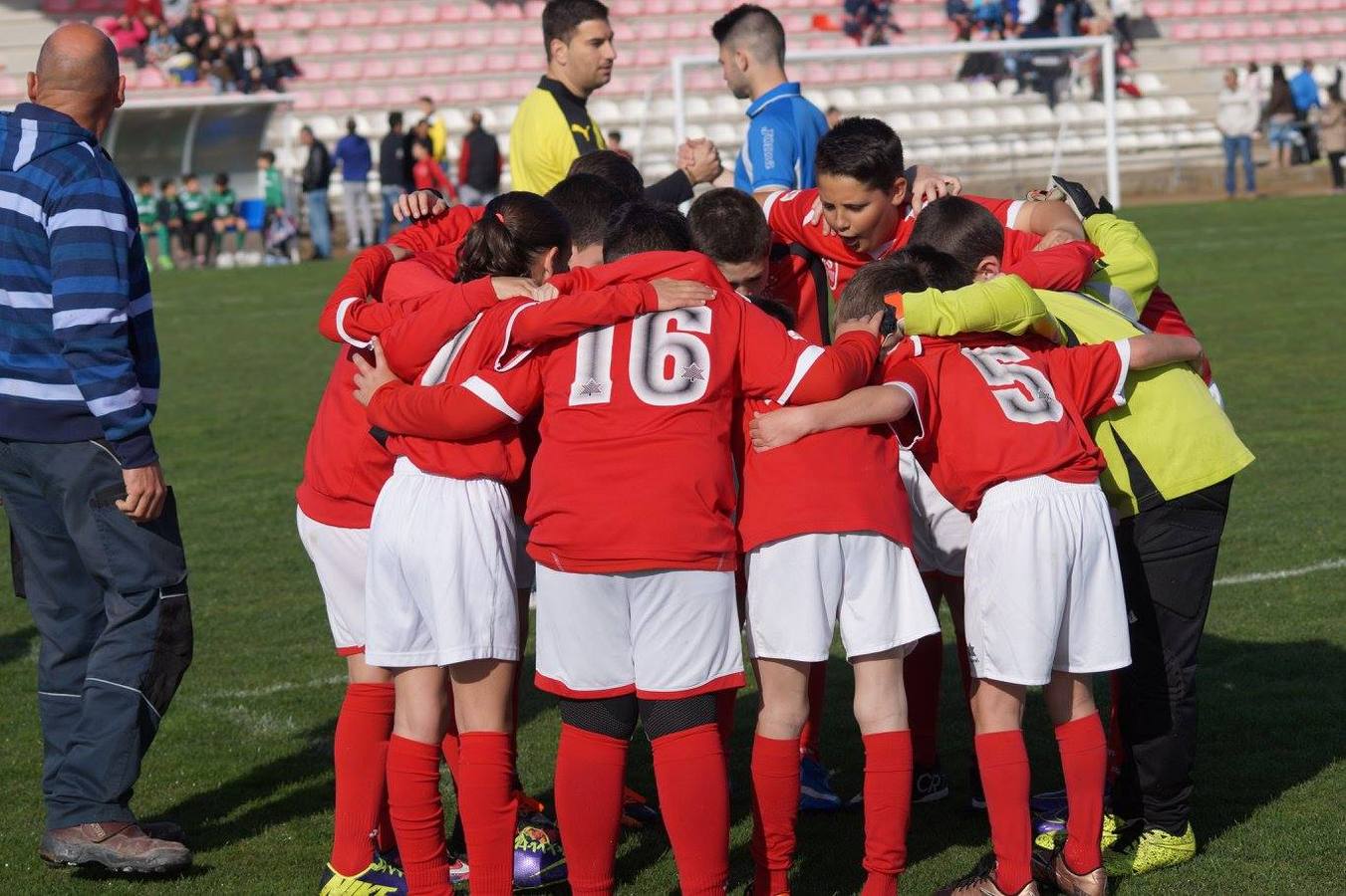 Equipo de la EF Miajadas antes de empezar uno de sus partidos. 