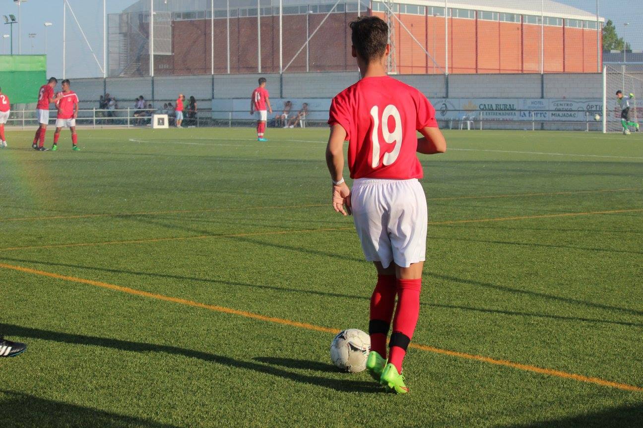 Un jugador miajadeño conduce la pelota en un partido anterior. 