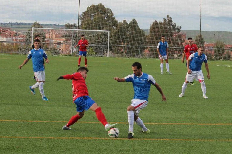 Javier Corrales pelea una pelota ante la mirada de Rubén de Gracia, Bala y Mané. 