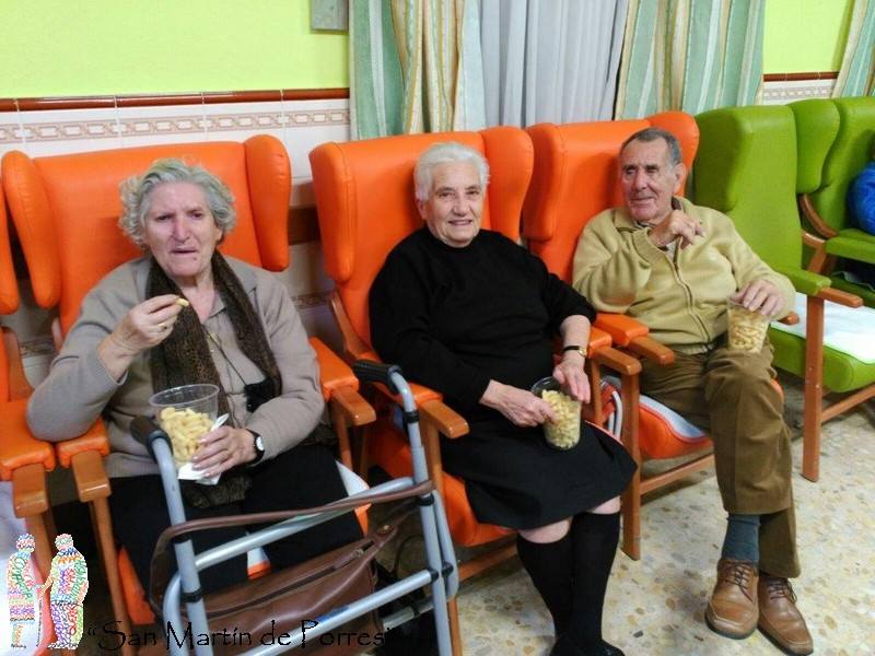 Residentes comiendo palomitas en la sesición de cine. 