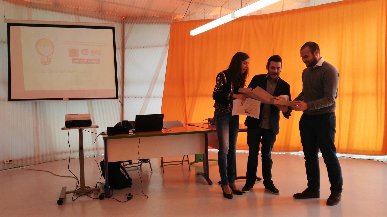 Carlos Tardío (a la derecha) recibiendo el premio de la mano de Felipe González, director del IJE. 