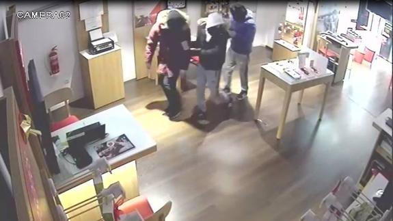 Vídeo en el que se ve cómo tres encapuchados roban en tiendas de Navalmoral y Miajadas.