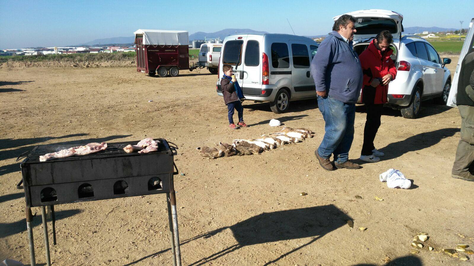 Un miembro del centro atiende a la barbacoa después de la jornada. 
