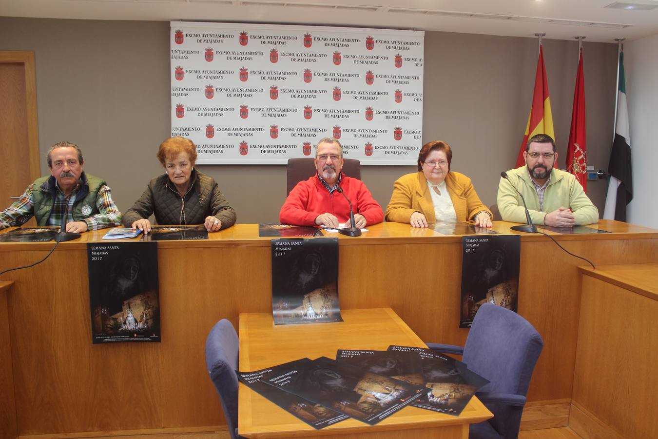 Miembros de la Junta de Cofradías en la presentación del cartel. 