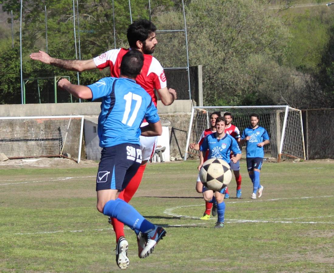 Ricardo Domínguez disputando una pelota. 