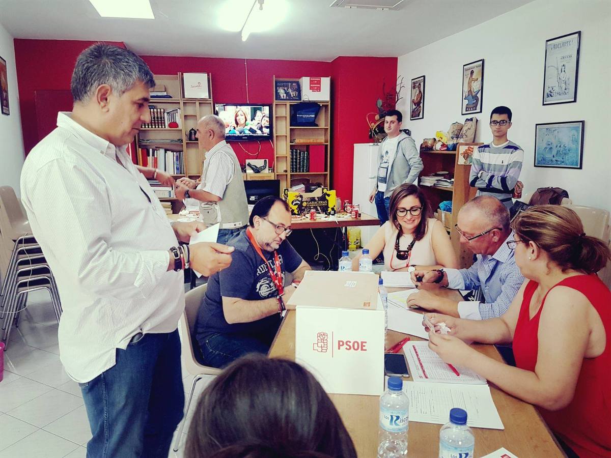 El alcalde, Antonio Díaz, ejerciendo su derecho al voto. 