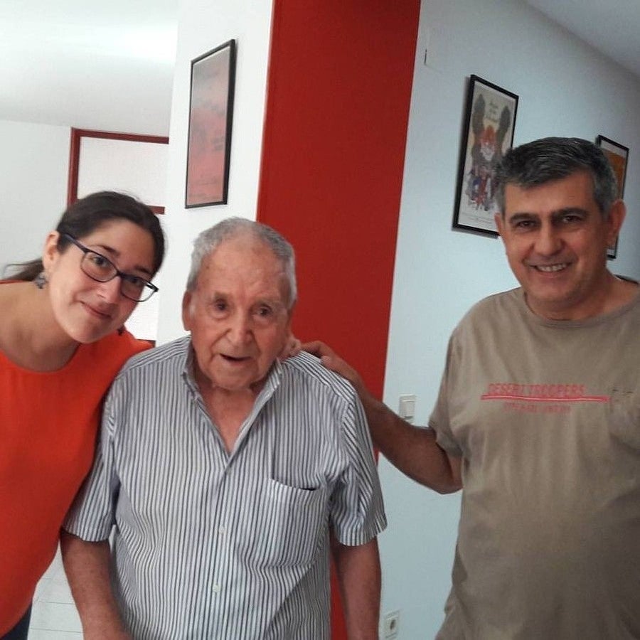 En el centro, Alfonso, con 91 años, en el centro de votación ejerciendo su derecho como militante. 