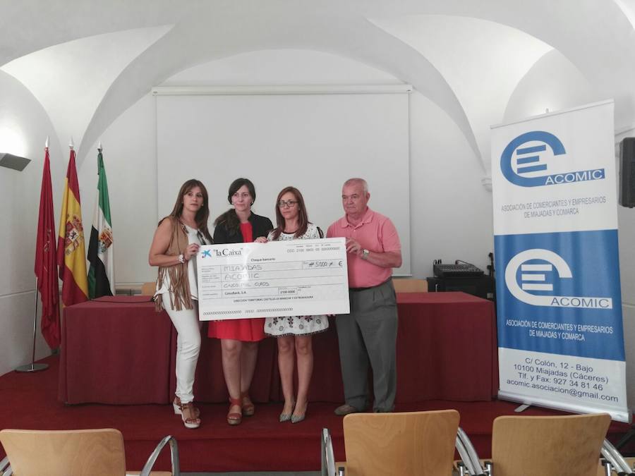 Miembos de Acomic, concejalía de Bienestar Social, La Caixa y Cáritas con el cheque. 