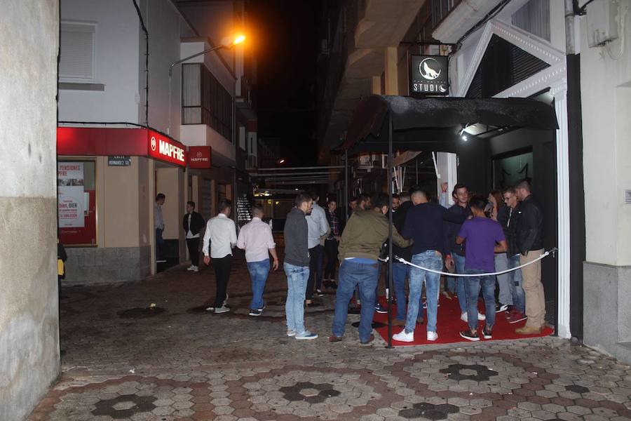 Jóvenes en las puertas de un local de ocio de la localidad. 
