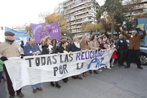 La marcha por la paz congregó a cinco confesiones distintas y personas sin creencias religiosas. 