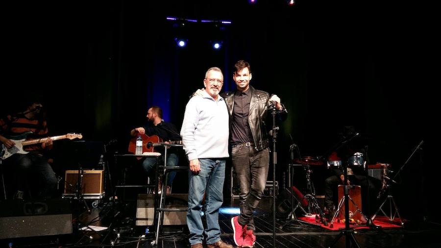 El concejal de Festejos (izquierda) con el artista antes del concierto. 
