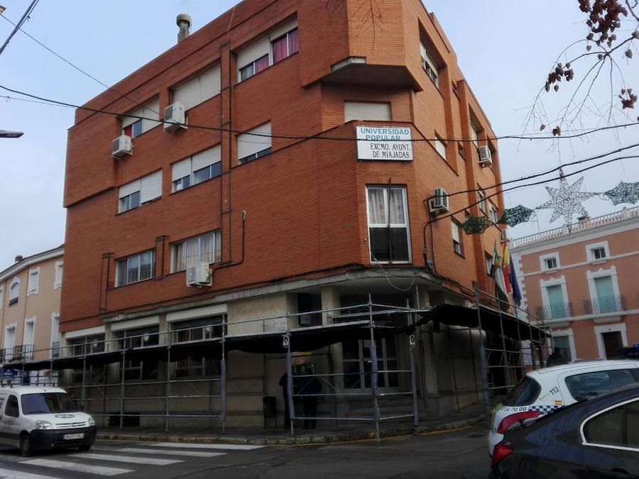 Fachada del edificio con andamios para evitar daños a peatones por desprendimiento. 