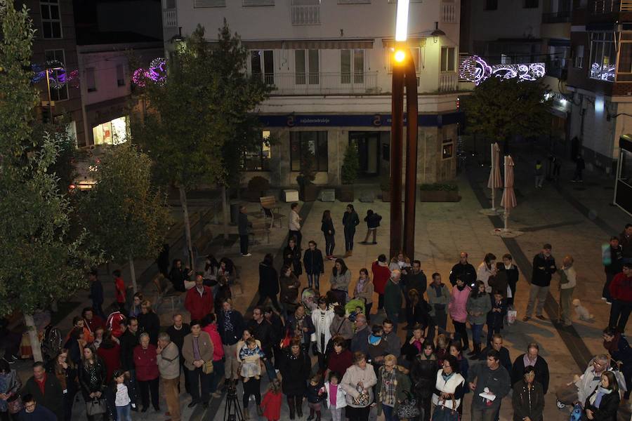 Miajadeños esperando el encendido de luces de Navidad. 