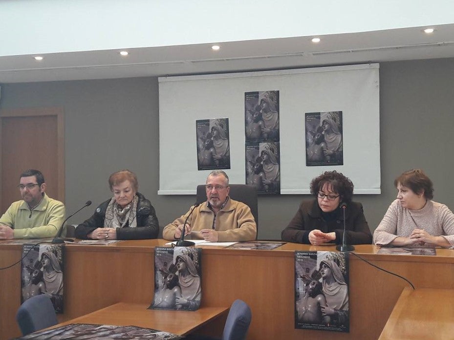 Representantes de las cofradías y Andrés Tornero (centro). 
