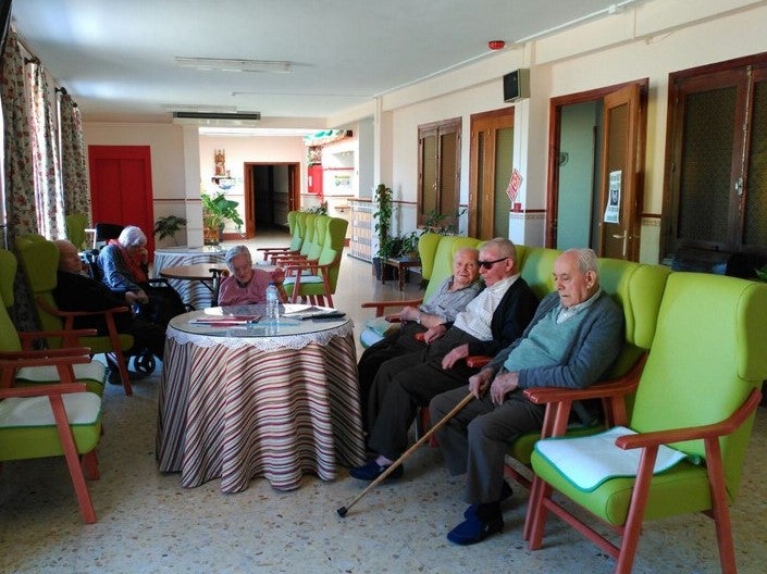 Residentes utilizando los nuevos sillones. 