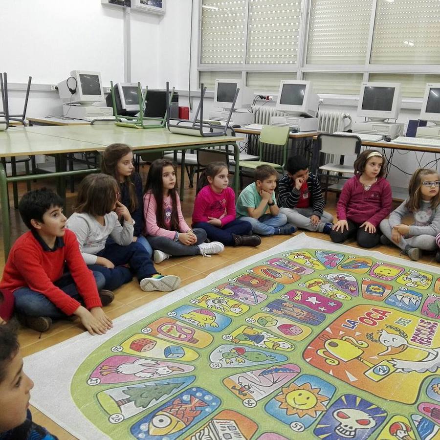 Alumnos del centro participando en el juego de la oca del reciclaje. HOY