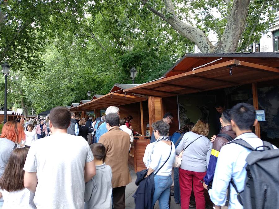 Stand de Adicomt con algunos visitantes. 