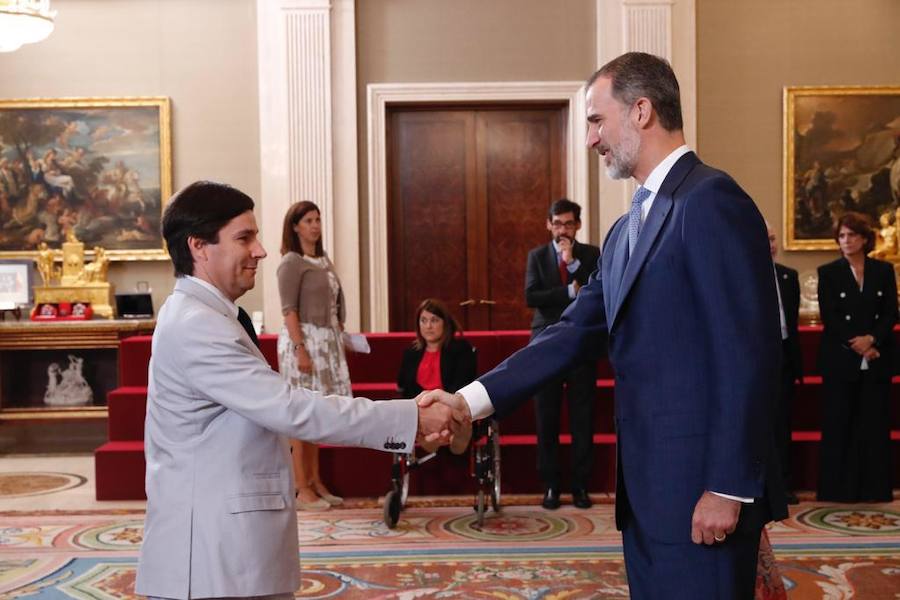 El miajadeño Pedro Dávila saludando al Rey durante la recepción. 