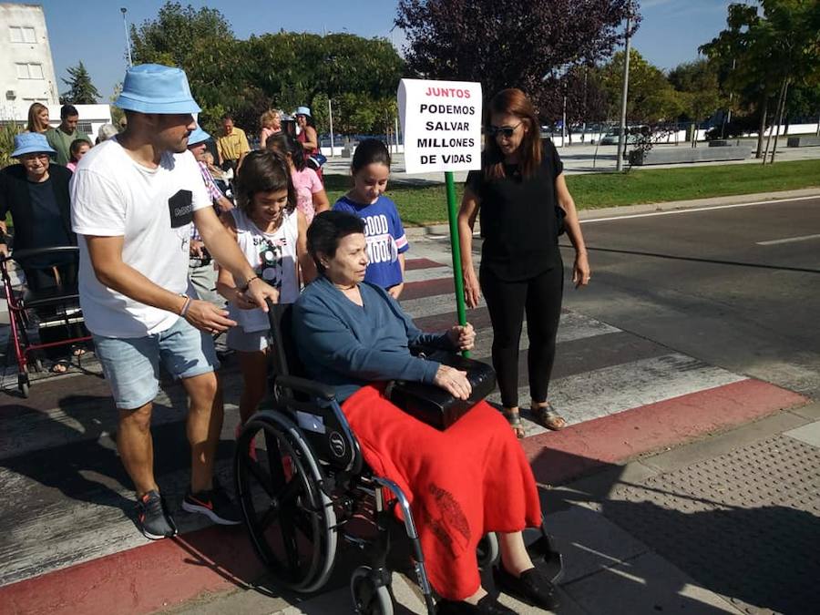 Paseo intergeneracional saludable y seguro que ha tenido lugar hoy lunes. 