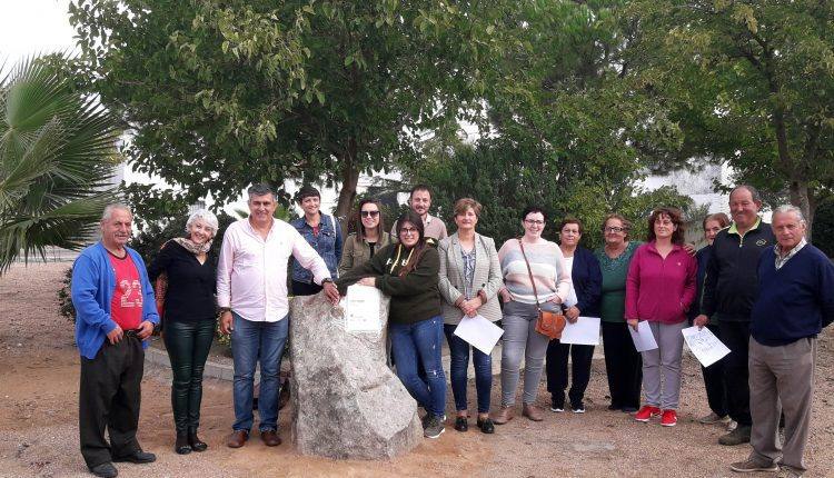 Foto de familia de los asistentes al acto de reconocimiento. 