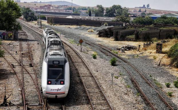Imagen de archivo de un tren en la estación de Cáceres. 