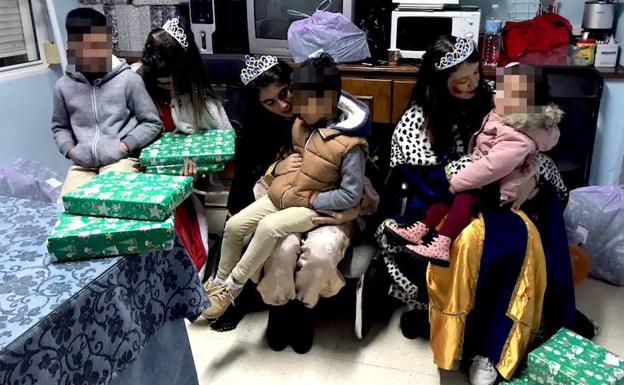 Las Reinas Magas ayer, durante el reparto en Monesterio 