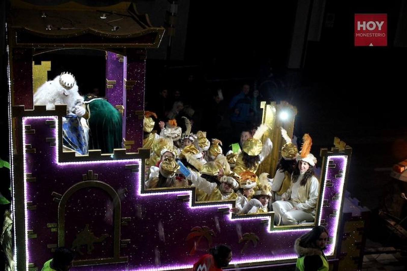 Sus Majestades de Oriente, Melchor, Gaspar y Baltasar inundaron anoche las calles de Monesterio de magia e ilusión en su tradicional Cabalgata, que contó con una gran acogida por parte de los vecinos. 