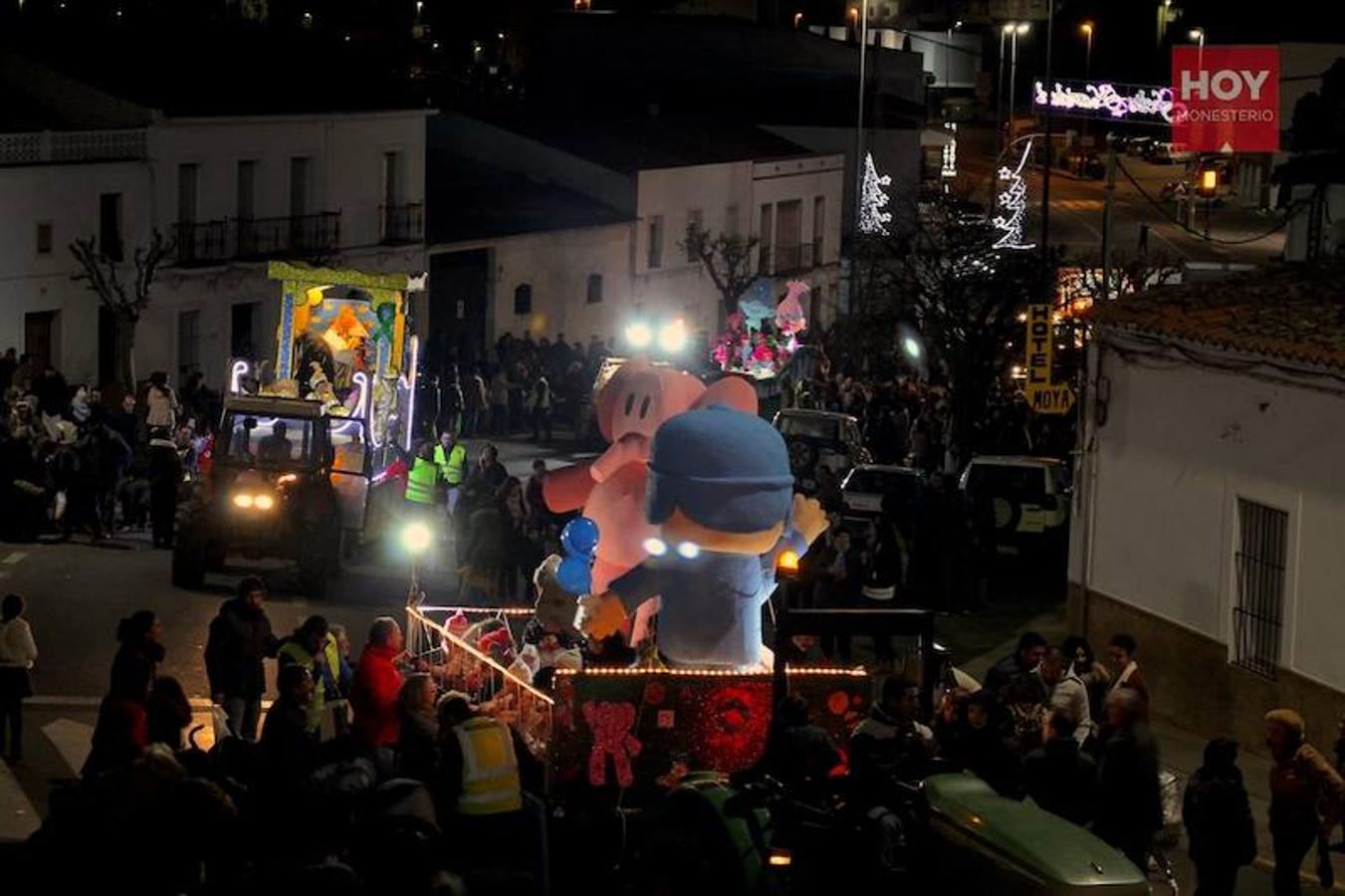 Sus Majestades de Oriente, Melchor, Gaspar y Baltasar inundaron anoche las calles de Monesterio de magia e ilusión en su tradicional Cabalgata, que contó con una gran acogida por parte de los vecinos. 