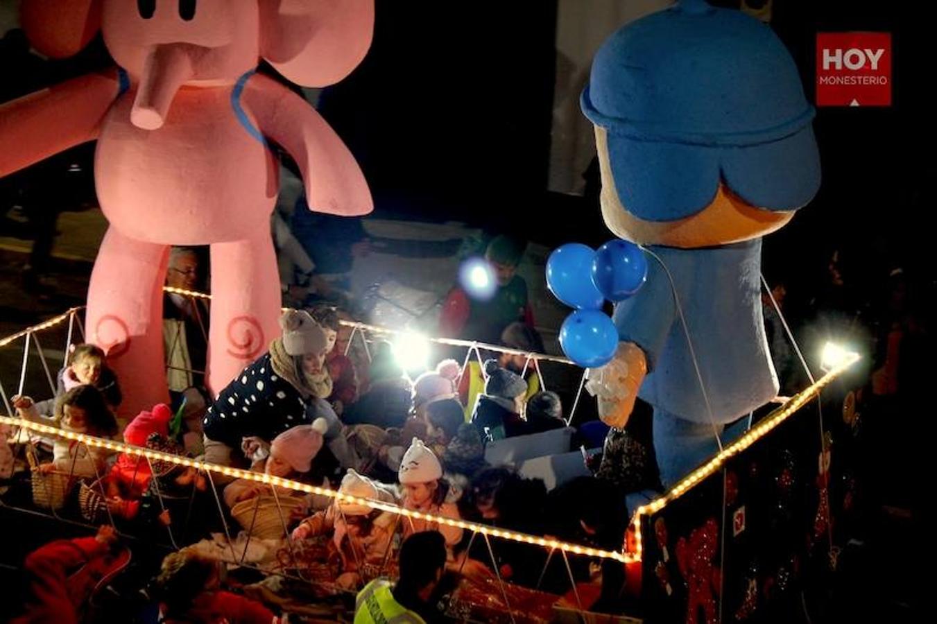 Sus Majestades de Oriente, Melchor, Gaspar y Baltasar inundaron anoche las calles de Monesterio de magia e ilusión en su tradicional Cabalgata, que contó con una gran acogida por parte de los vecinos. 