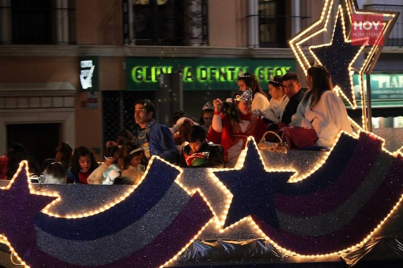Sus Majestades de Oriente, Melchor, Gaspar y Baltasar inundaron anoche las calles de Monesterio de magia e ilusión en su tradicional Cabalgata, que contó con una gran acogida por parte de los vecinos. 