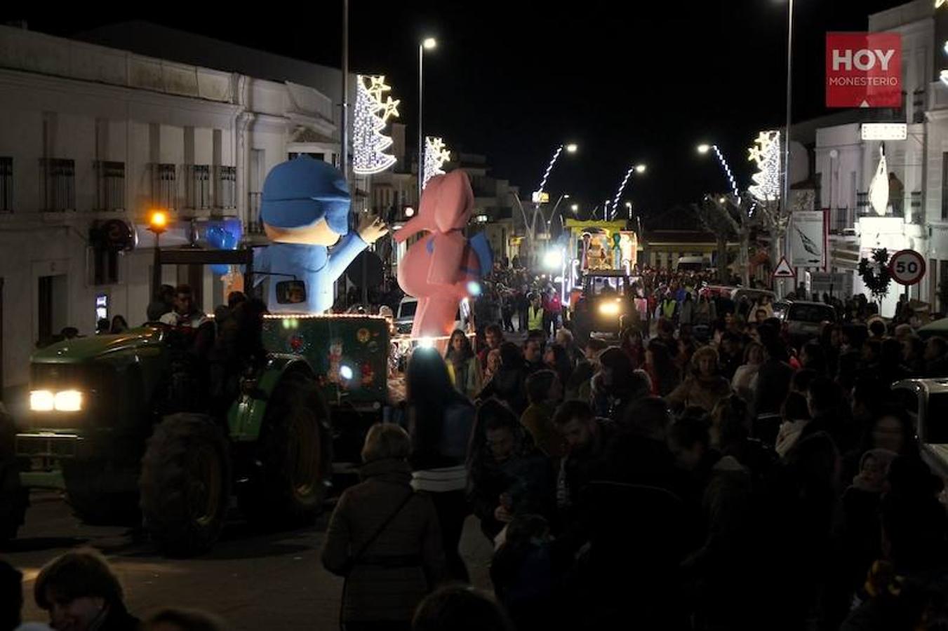 Sus Majestades de Oriente, Melchor, Gaspar y Baltasar inundaron anoche las calles de Monesterio de magia e ilusión en su tradicional Cabalgata, que contó con una gran acogida por parte de los vecinos. 