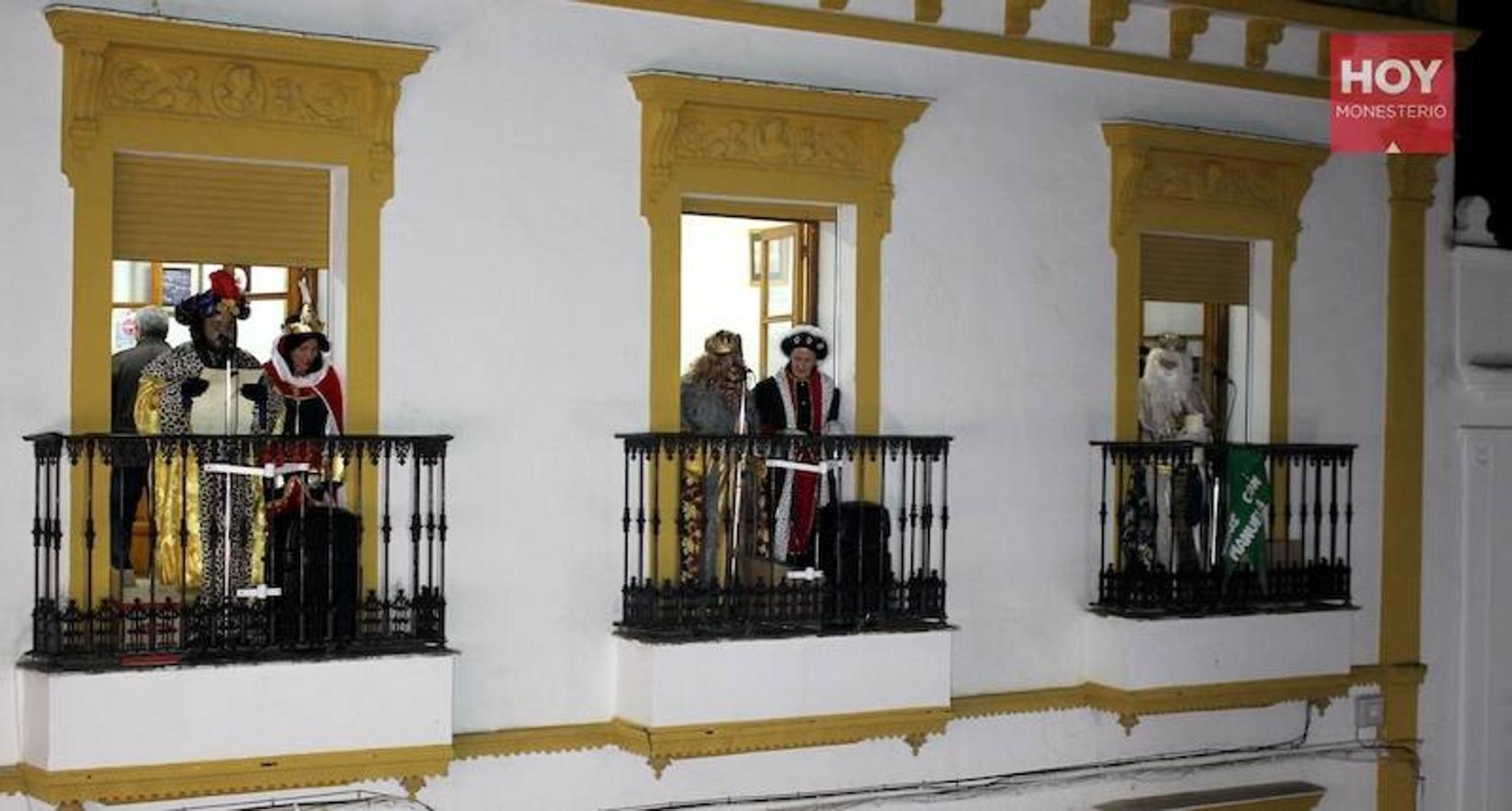Sus Majestades de Oriente, Melchor, Gaspar y Baltasar inundaron anoche las calles de Monesterio de magia e ilusión en su tradicional Cabalgata, que contó con una gran acogida por parte de los vecinos. 