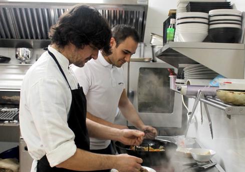 Carlos y Javier, profesionales del sector local en su cocina 