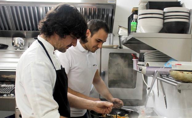 Carlos y Javier, profesionales del sector local en su cocina 
