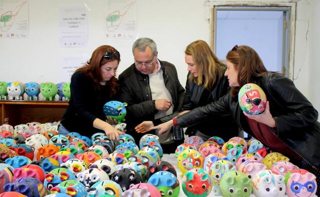 'Pinta tu bellotina' para enseñar a los niños el origen de los productos de la dehesa