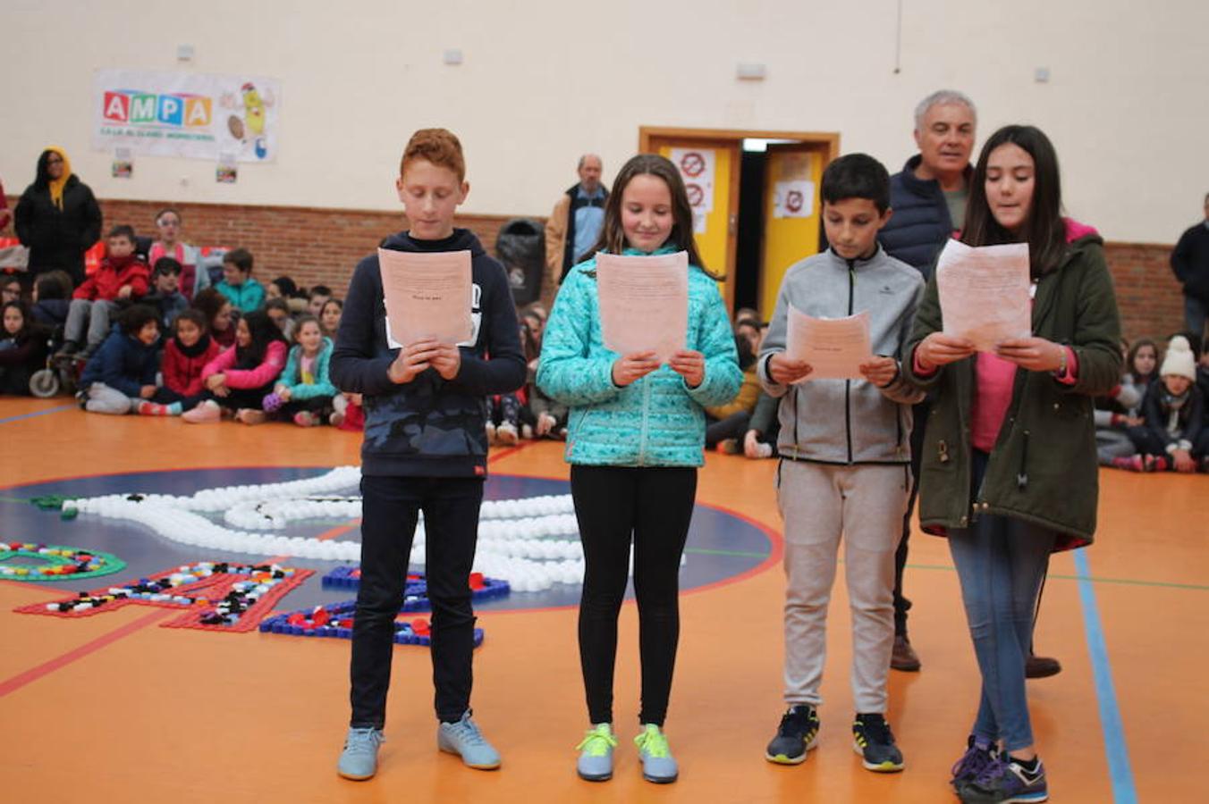 Tapones solidarios a cambio de un desayuno y un acto público en el polideportivo fueron las actividades que centraron la celebración de este día la mañana del viernes. 